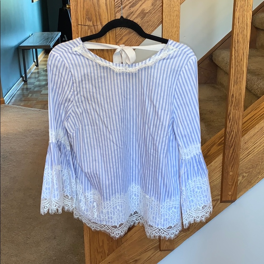 Romeo & Juliet lace top size small